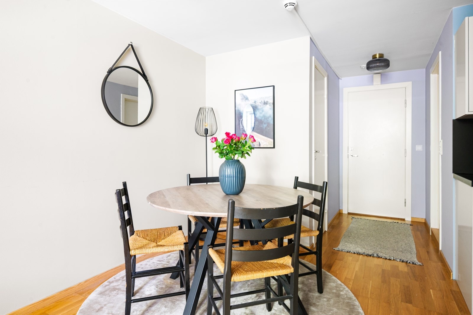 Fin sone for spisebord med nærhet til kjøkken. Galleribilde