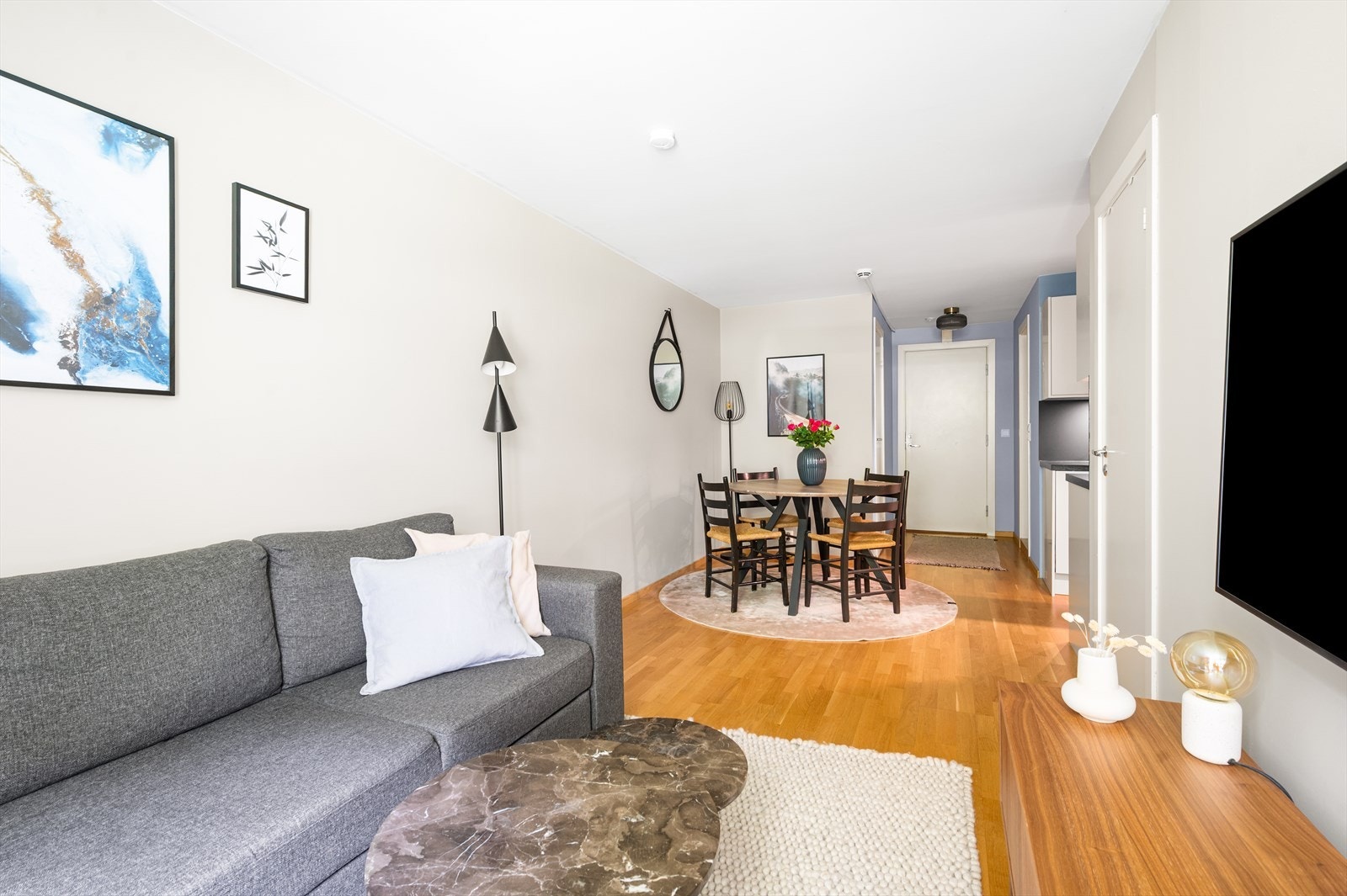 Rommets utforming gir naturlige soner for sofagruppe, spisebord og TV-løsning. Galleribilde