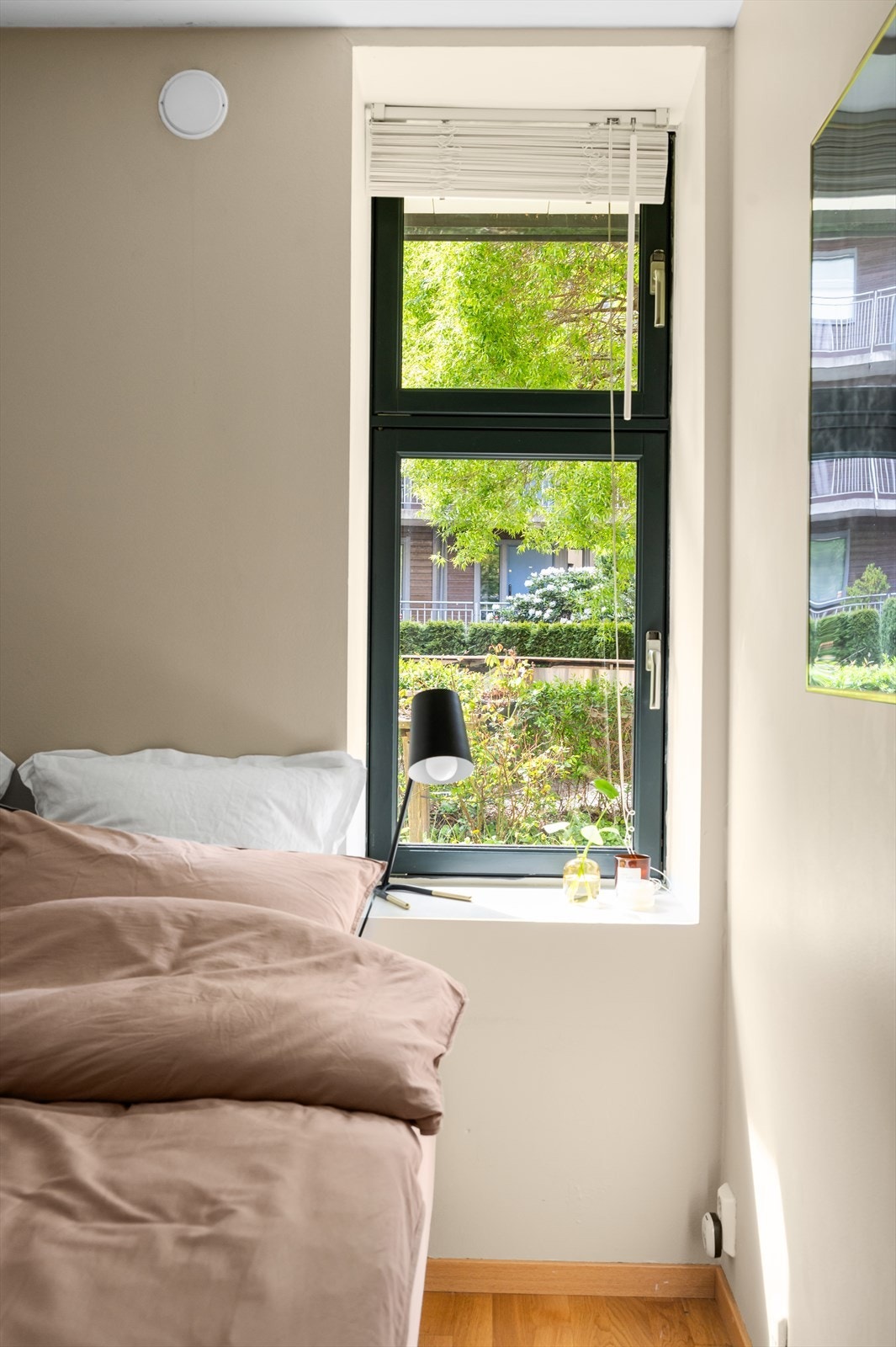 Vinduet gir godt lysinnslipp og mulighet for effektiv lufting. Galleribilde