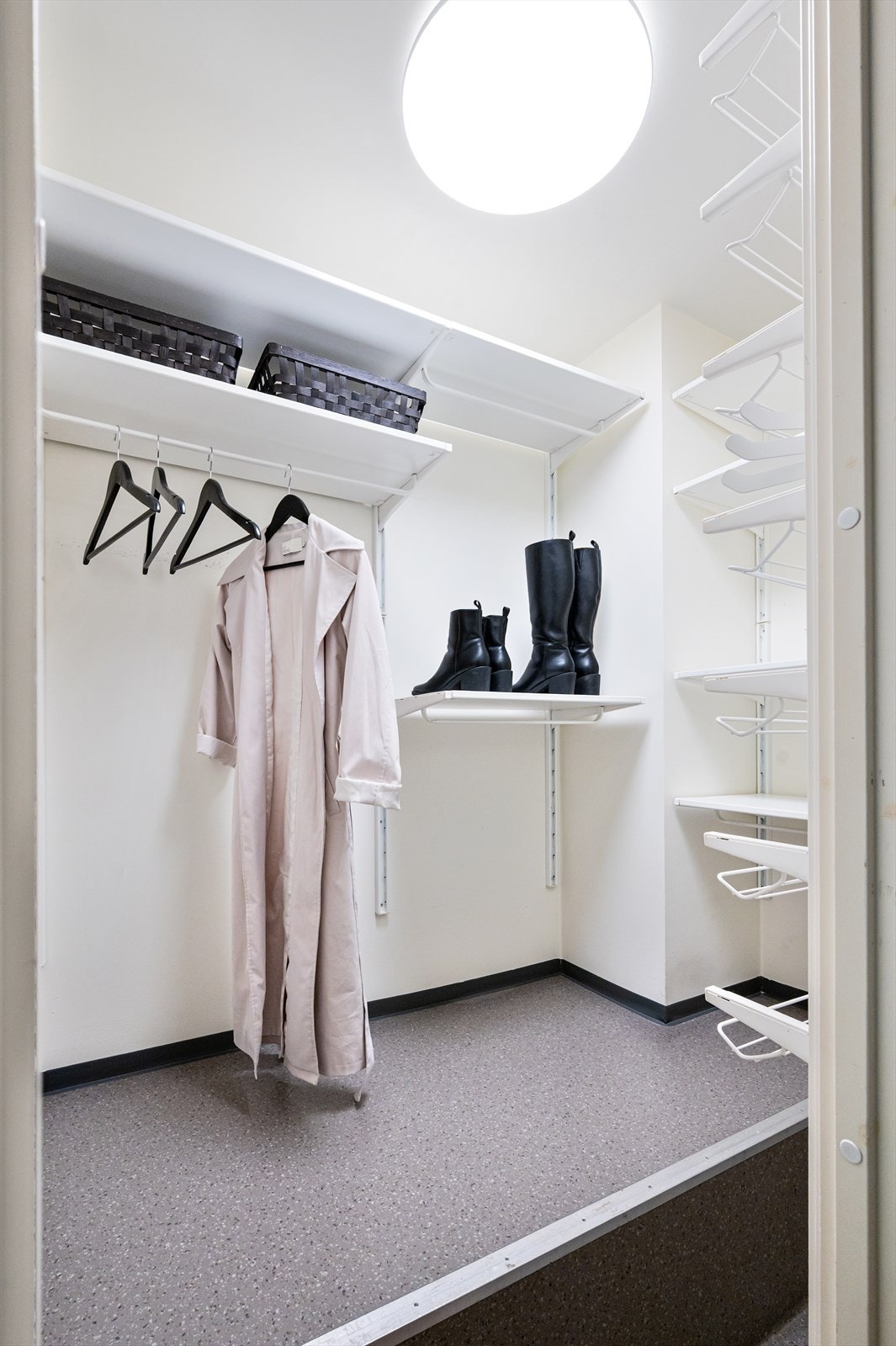 Fra gangen har du adkomst til en praktisk innvendig bod med garderobeinnredning - perfekt for oppbevaring av klær, støvsuger og annet utstyr. Galleribilde