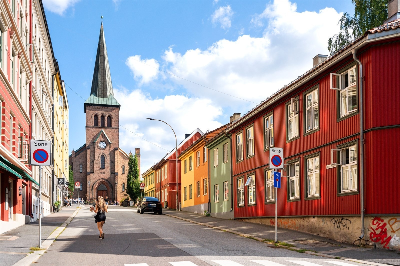 Vålerenga er en hyggelig del av Oslo med koselige trehus, lavblokker og sjarmerende, trange gater. Her bor du tilbaketrukket men likevel sentral med godt tilbud av offentlig kommunikasjon. Galleribilde
