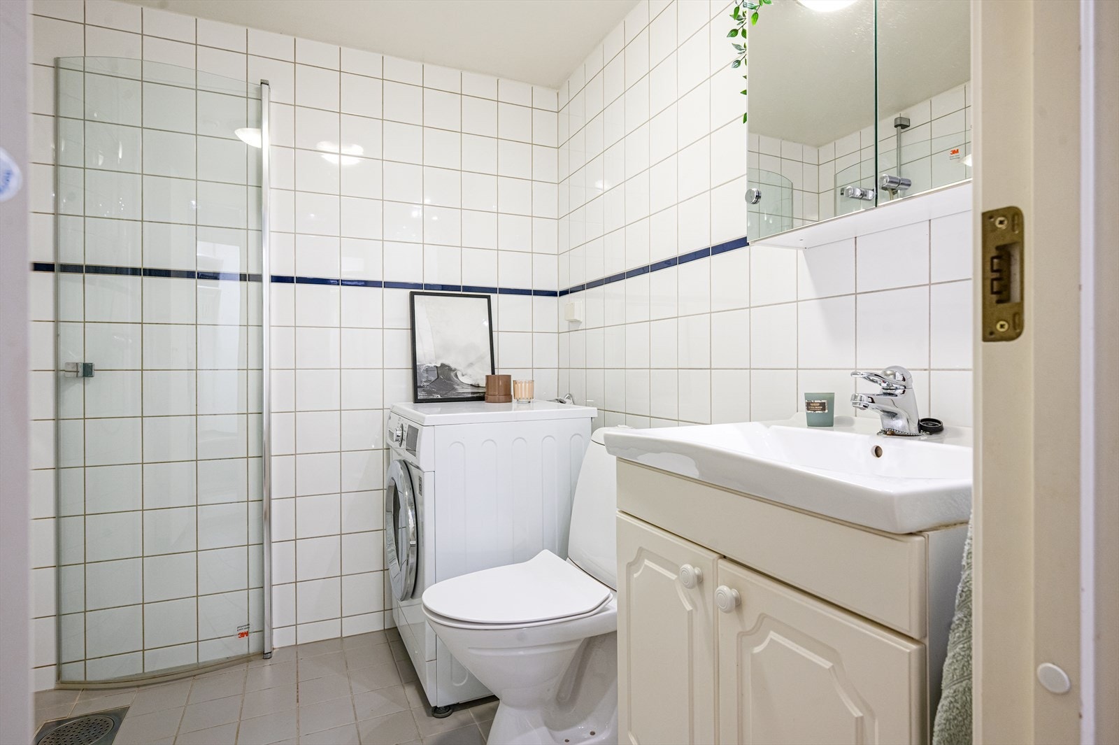 Funksjonelt bad med flislagte vegger og gulv, samt elektrisk gulvvarme som gir en lun komfort. Galleribilde