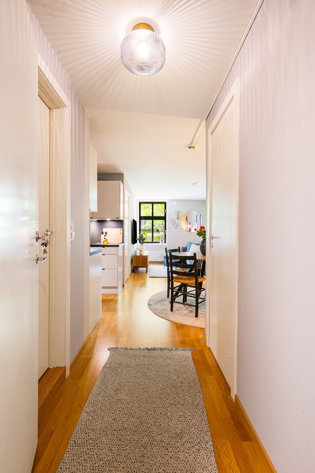 Lys og innbydende entré med god plass til oppheng av yttertøy Galleribilde