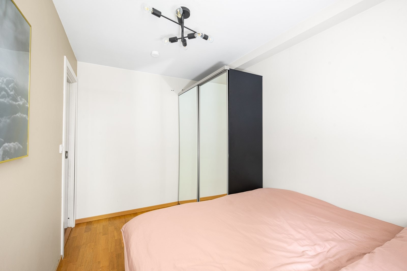 En skyvedørsgarderobe med speilfronter gir rikelig med oppbevaringsplass. Galleribilde