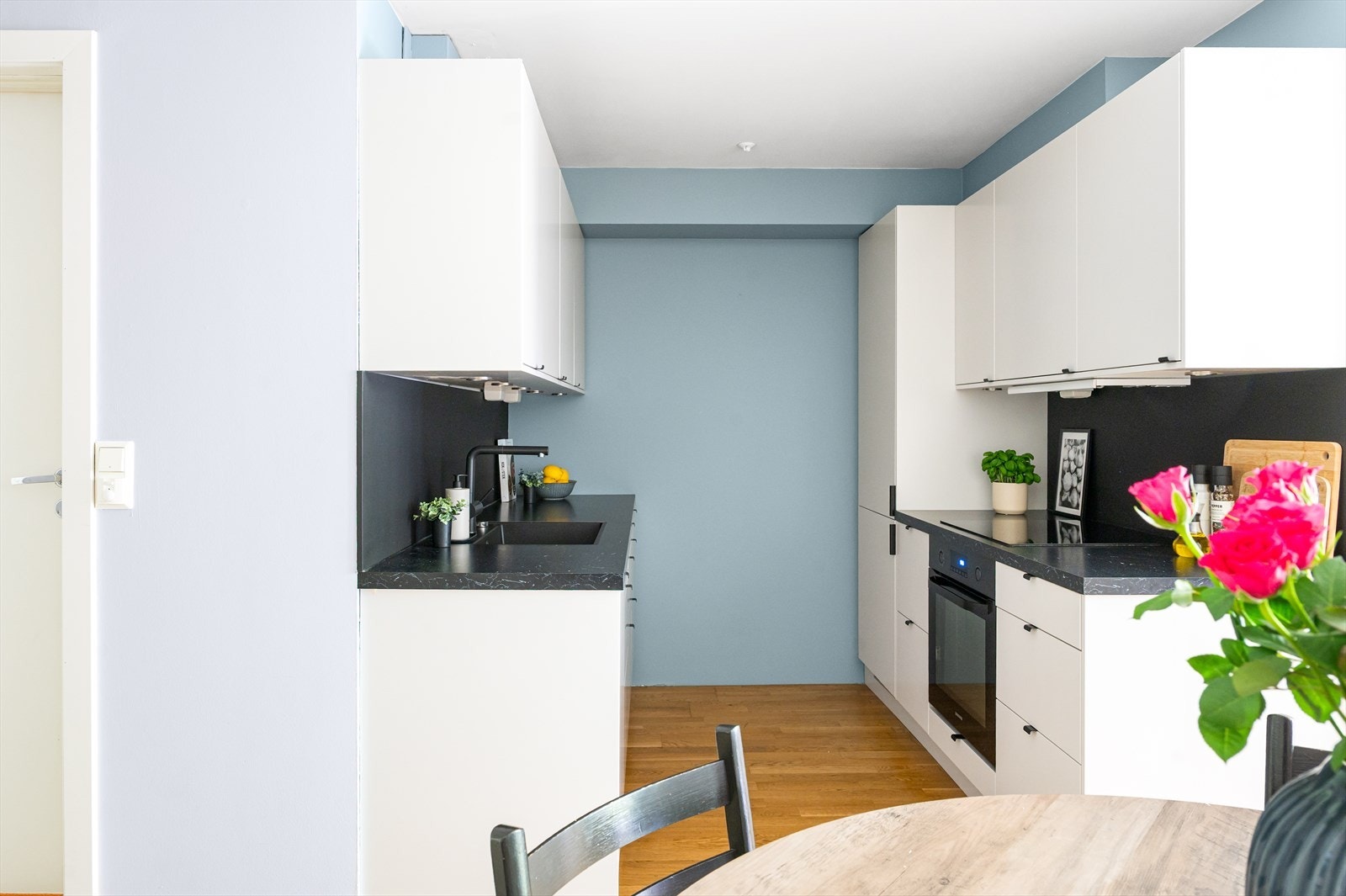 Kjøkkenet er godt utstyrt med integrerte hvitevarer, inkludert induksjonstopp, stekeovn, oppvaskmaskin og kjøleskap. Galleribilde