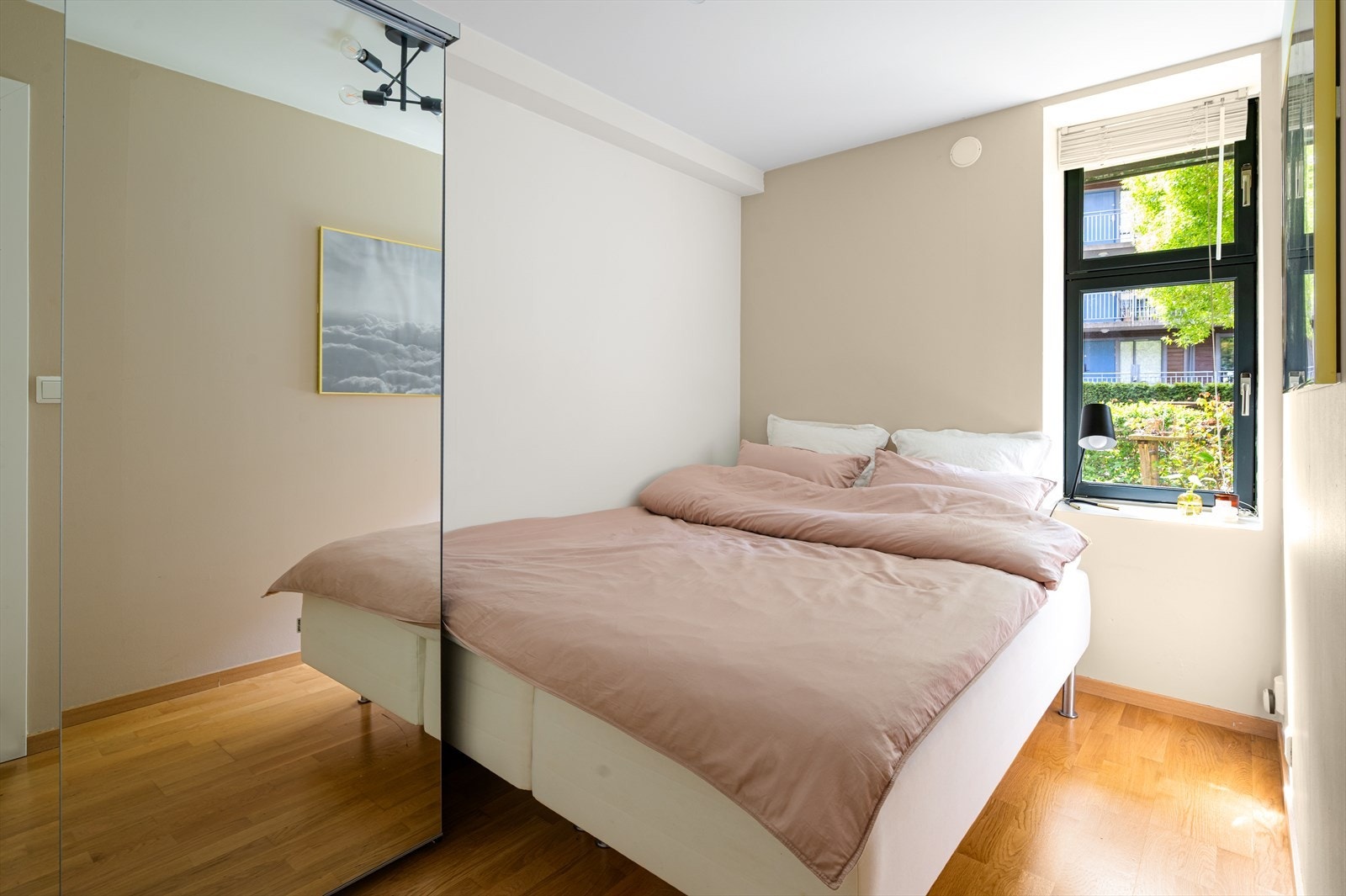 Soverommet fremstår lyst, med malte, lyse vegger som skaper en rolig og avslappende atmosfære. Galleribilde