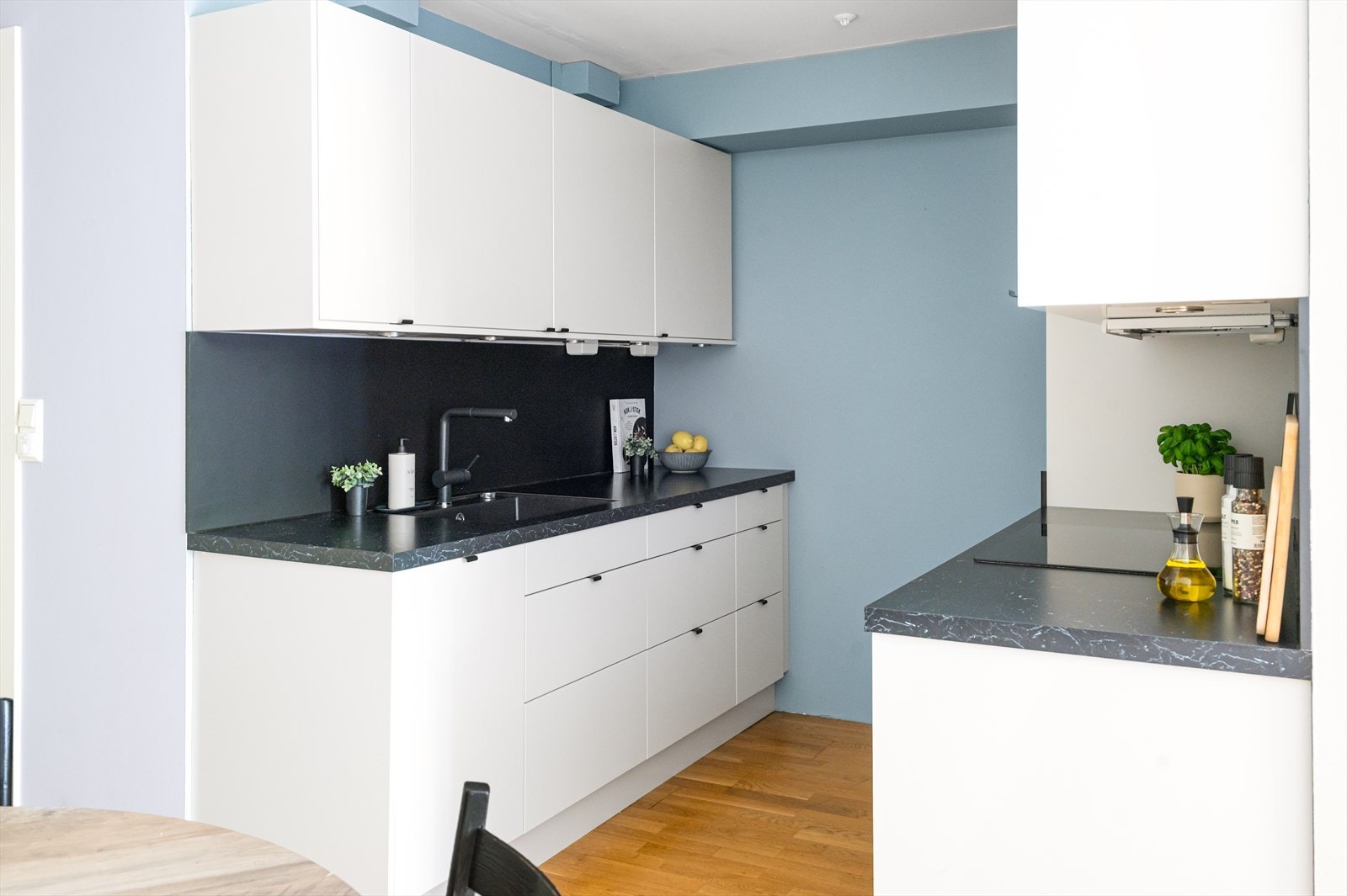 Denne leiligheten har en fin planløsning, og et fullintegrert kjøkken som var nytt i 2020. Galleribilde