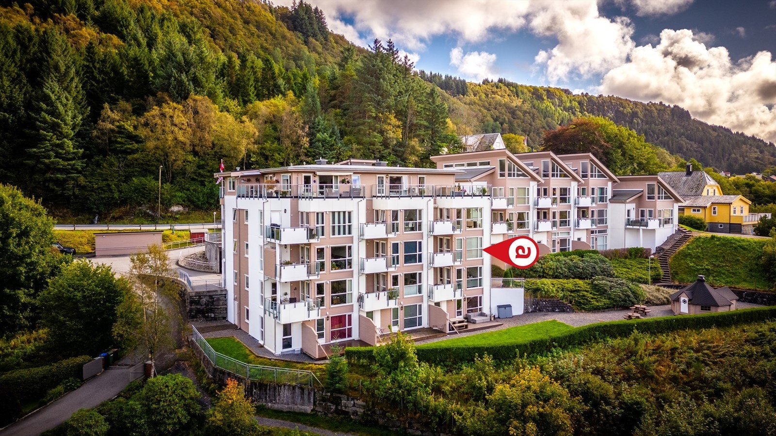 Leiligheten har en sentral, men rolig beliggenhet i et populært boligområde på Fjell i Øygarden kommune. Galleribilde