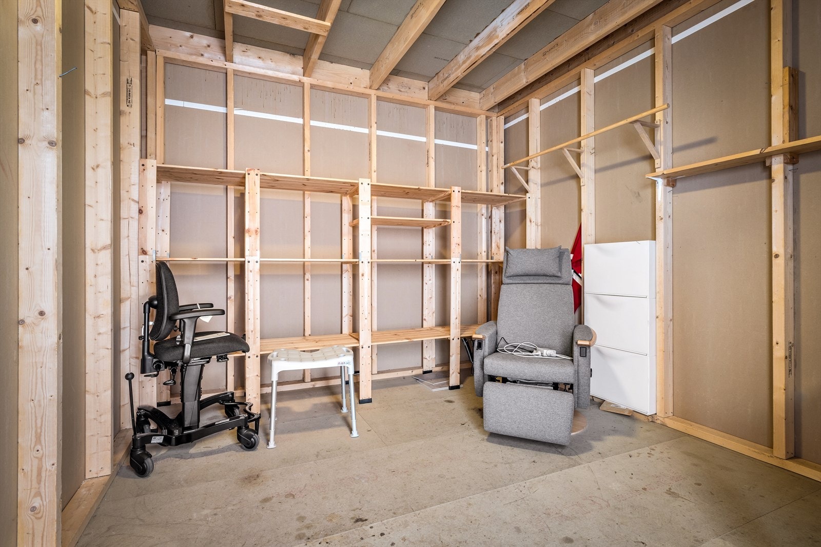 Med leiligheten følger det en romslig bod på hele 11 m² like utenfor ytterdøren til leiligheten. Galleribilde