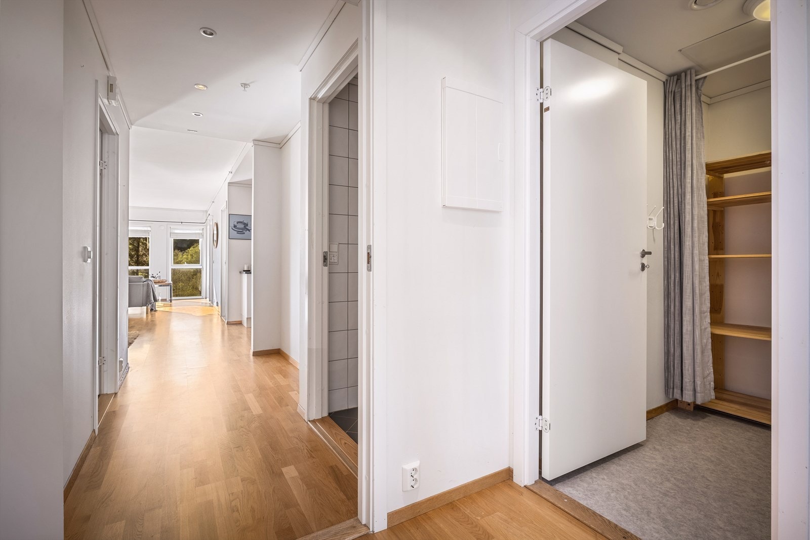 Velkommen inn! Fra den romslige entreen er det direkte tilgang til en praktisk bod på 3 m². Galleribilde