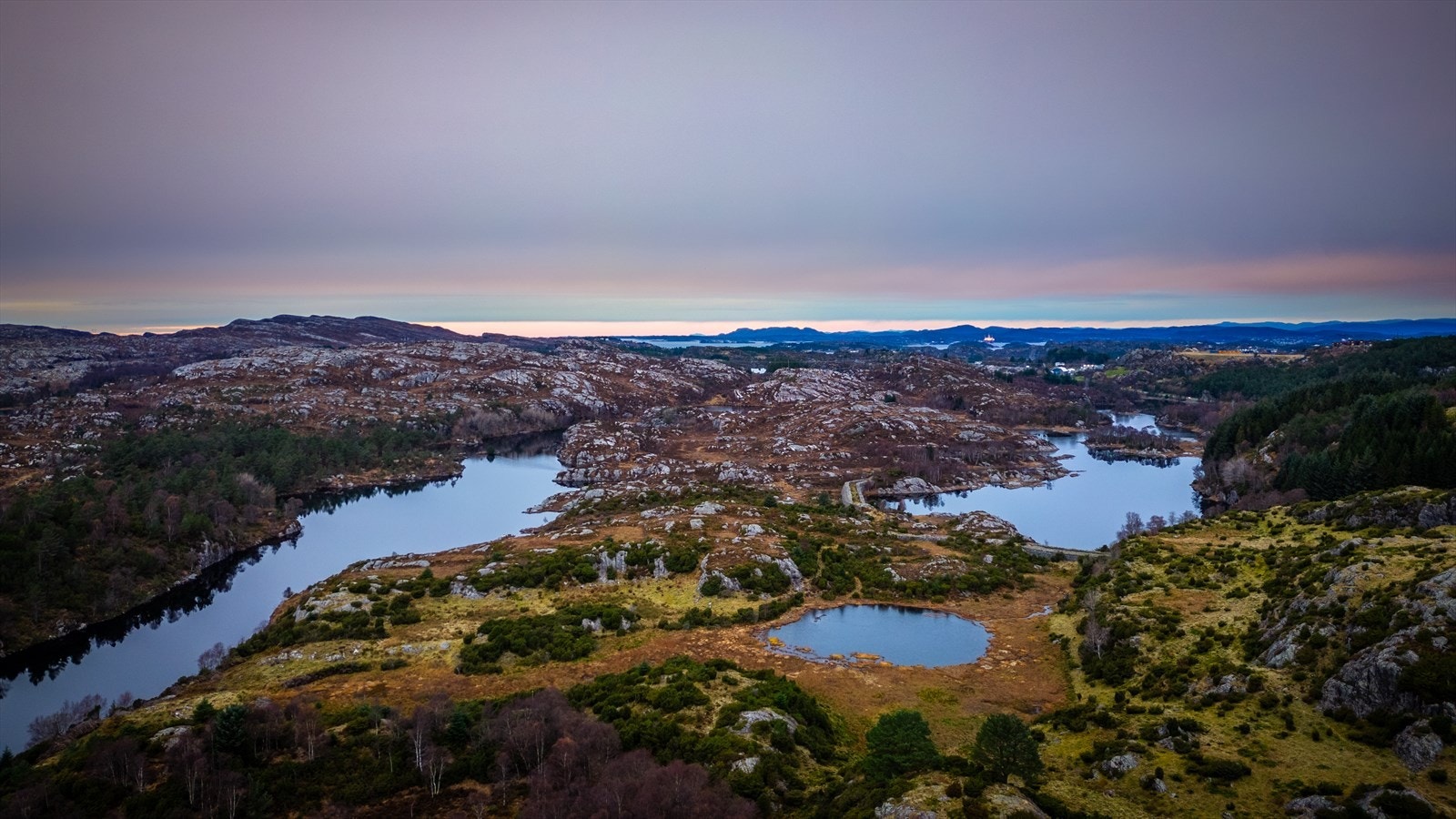 Området byr på flotte og varierte turmuligheter rett utenfor døren. Du kan følge stier gjennom skogsområder, langs vann, eller besøke populære destinasjoner som Kolltveitmarka og Russarstegen til Fjell Festning. Galleribilde