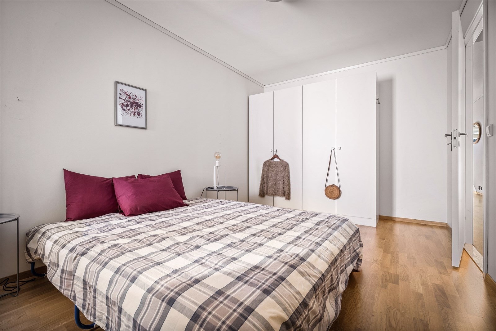Hovedsoverommet er på hele 12,6 m², og er innredet med garderobeskap. Galleribilde