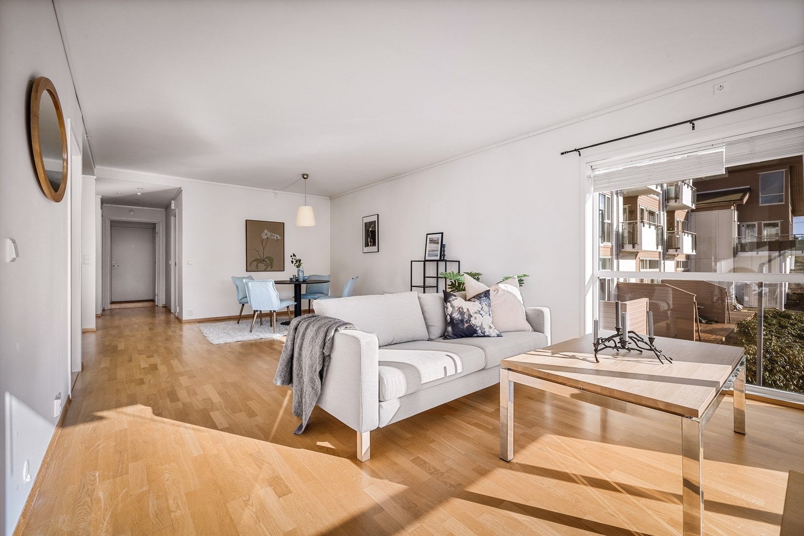 Stuen er på 31,1 m² og har god plass til å møble med både sofagruppe og spisegruppe. Galleribilde