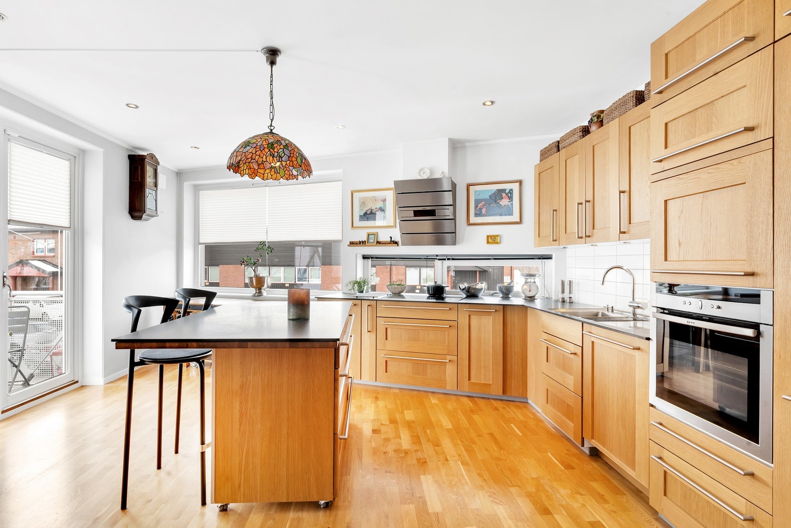 Kjøkken i 1. etasje med barstoler - koselig spiseplass Galleribilde