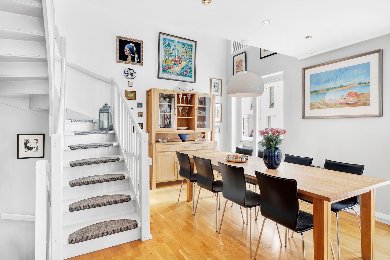 Spisestuedel i 1. etasje med god plass til trivelige måltider Galleribilde