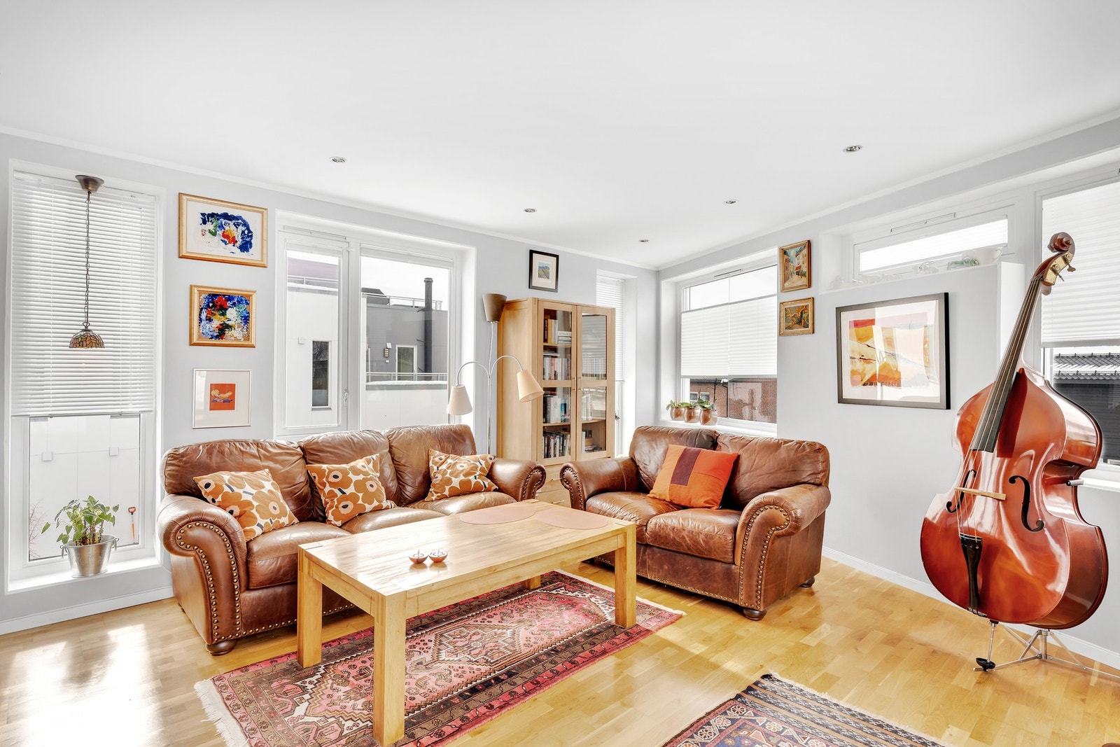 Store vinduer i stuen i 2. etasje gir godt naturlig lysinnslipp Galleribilde