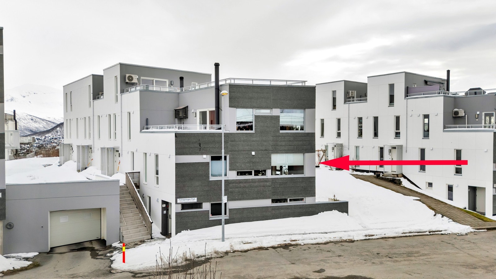 Fasade mot vest med nedkjøring til garasjeanlegget Galleribilde