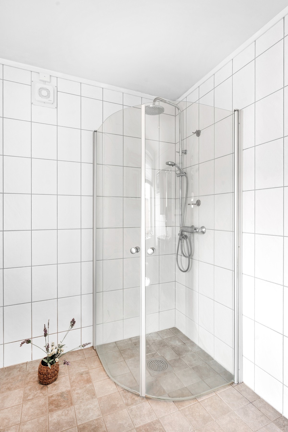 Dusjkabinett på badet i 1. etasje Galleribilde