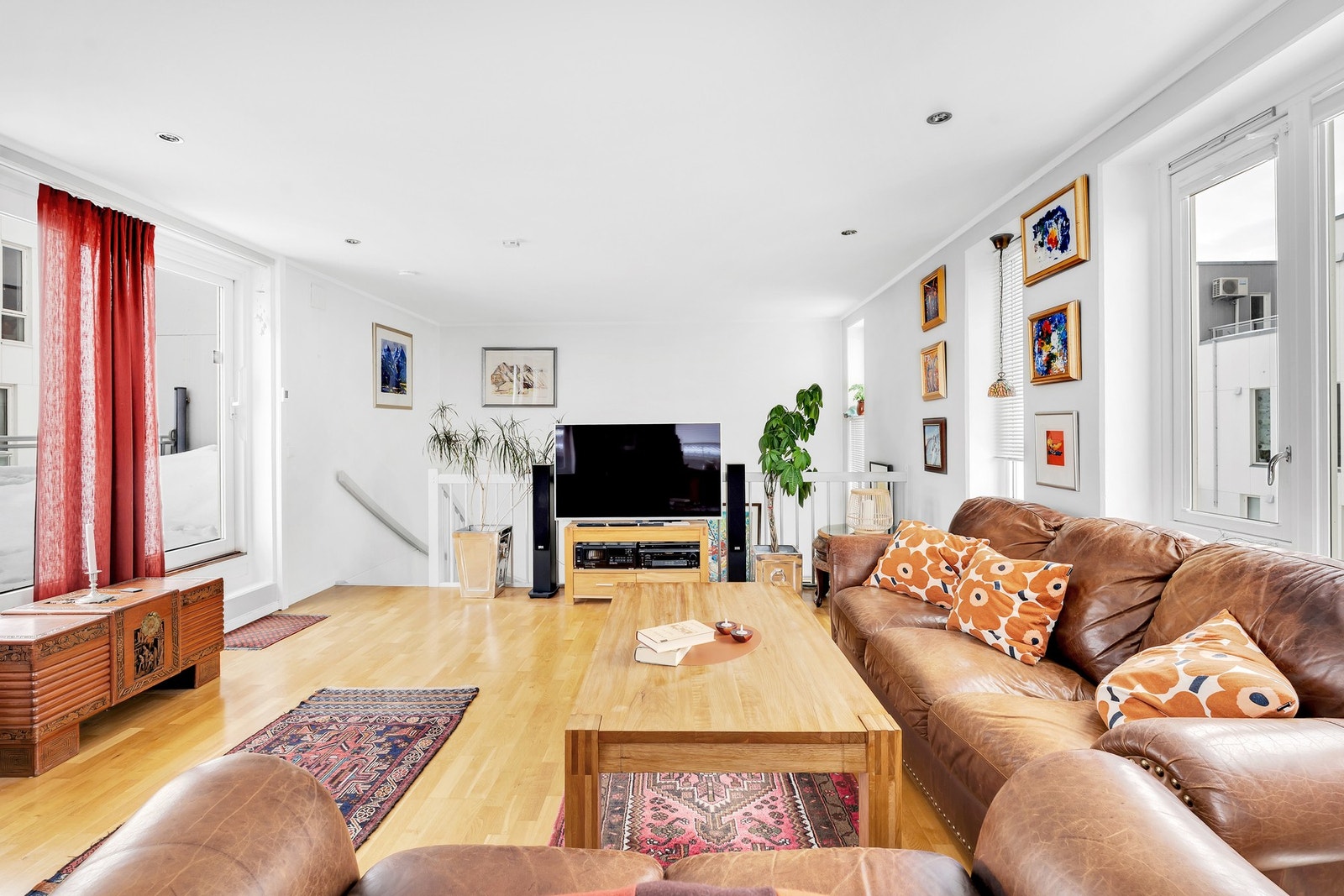 Koselig stue i 2. etasje - lyst og trivelig med store vinduer Galleribilde