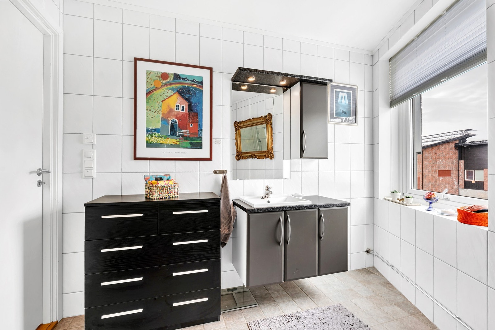 Romslig, pent bad i 1. etasje Galleribilde