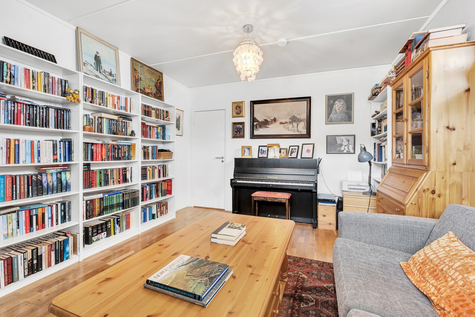 Stue / bibliotek / soverom i underetasjen - mange bruksmuligheter Galleribilde