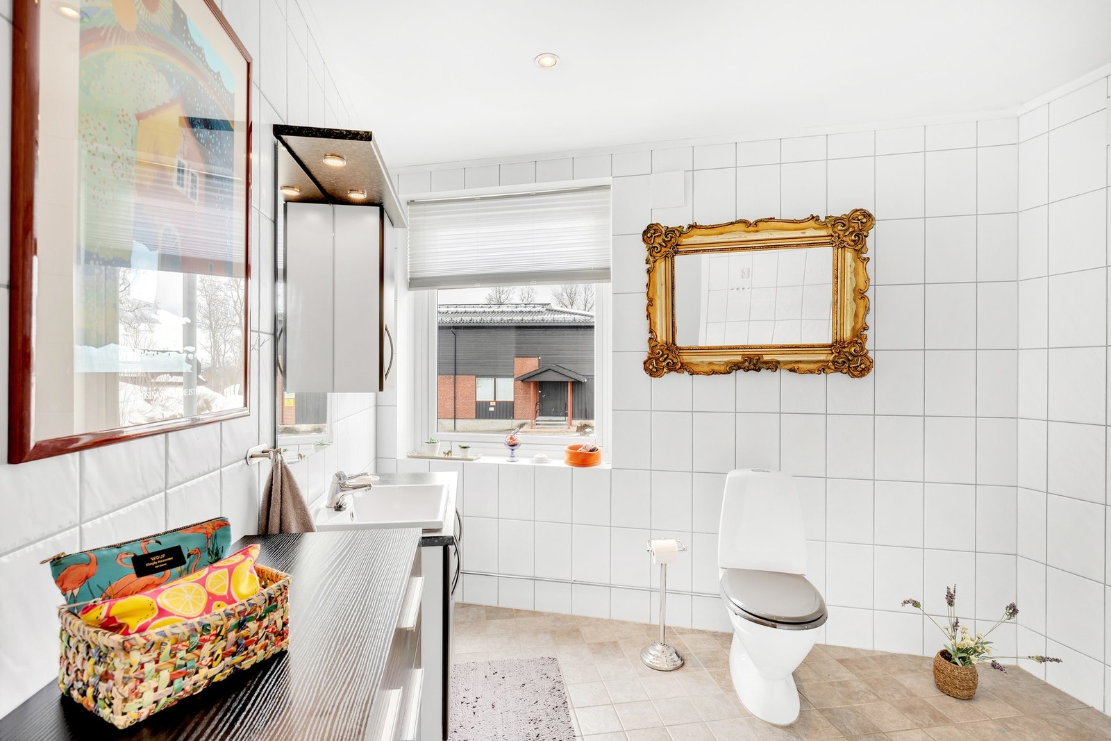 Badet i 1. etasje er flislagt Galleribilde