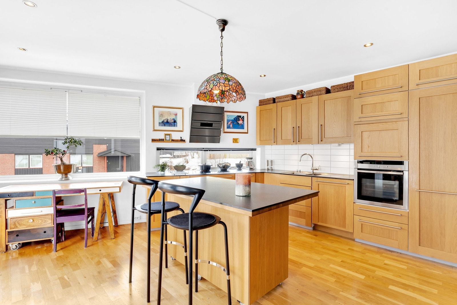 Romslig kjøkken som også har en liten kontorarbeidsplass Galleribilde