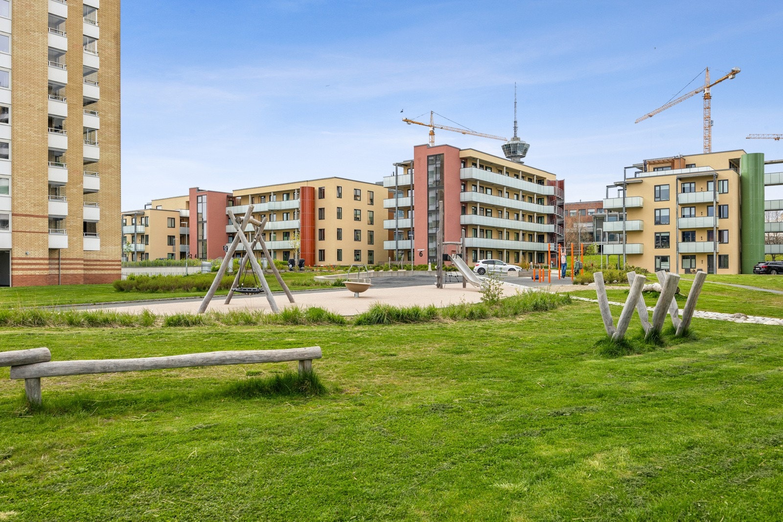 Grønne og fine uteområder i borettslaget. Her kan man rusle gode runder i flatt terreng. Galleribilde