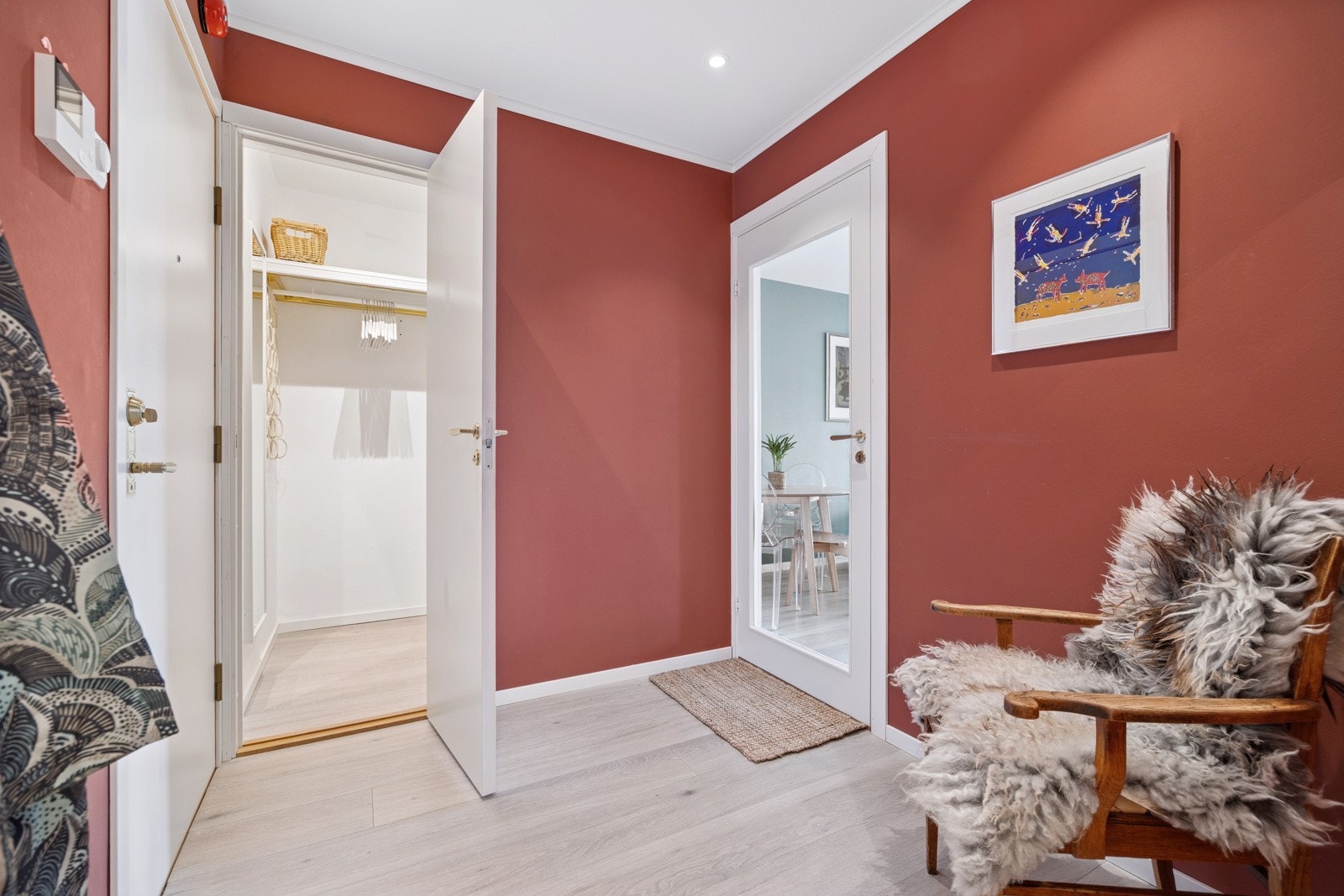 Velkommen inn! Her møtes du av en romslig gang med gode garderobemuligheter og plass for diverse møblement. Galleribilde