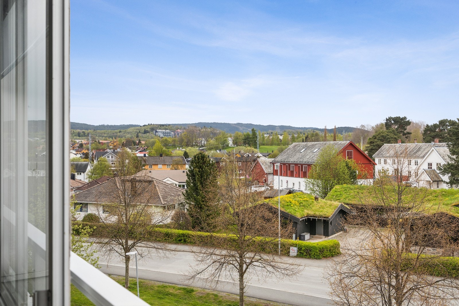 Fin utsikt over et rolig nabolag fra den sørvendte hovedbalkongen. Galleribilde