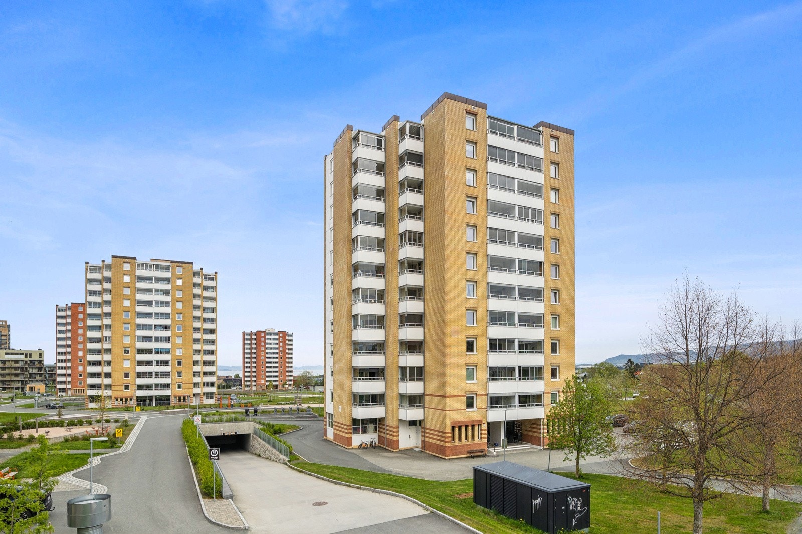 Meget god og solrik beliggende i 4. etasje. 2 inngalssede balkonger gir deg en lang og god solgang. Galleribilde