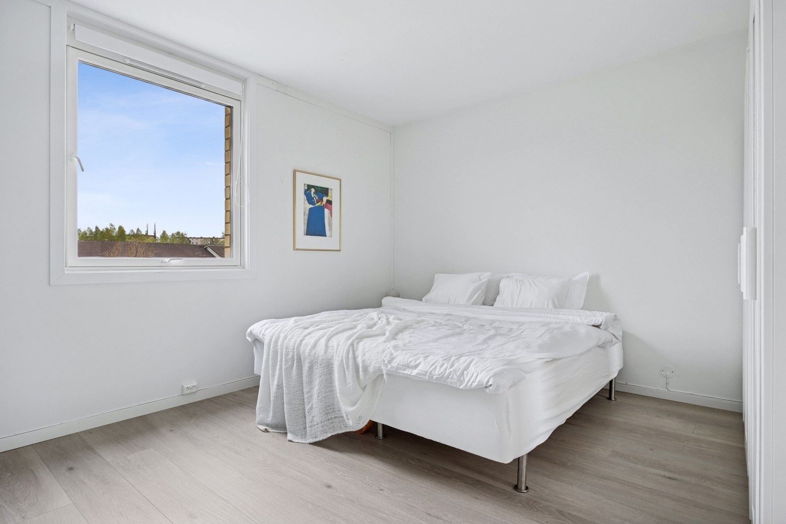 Soverom 1 er av god størrelse og måler 12,5 kvm. God plass til stor seng, garderobe m.m. Galleribilde
