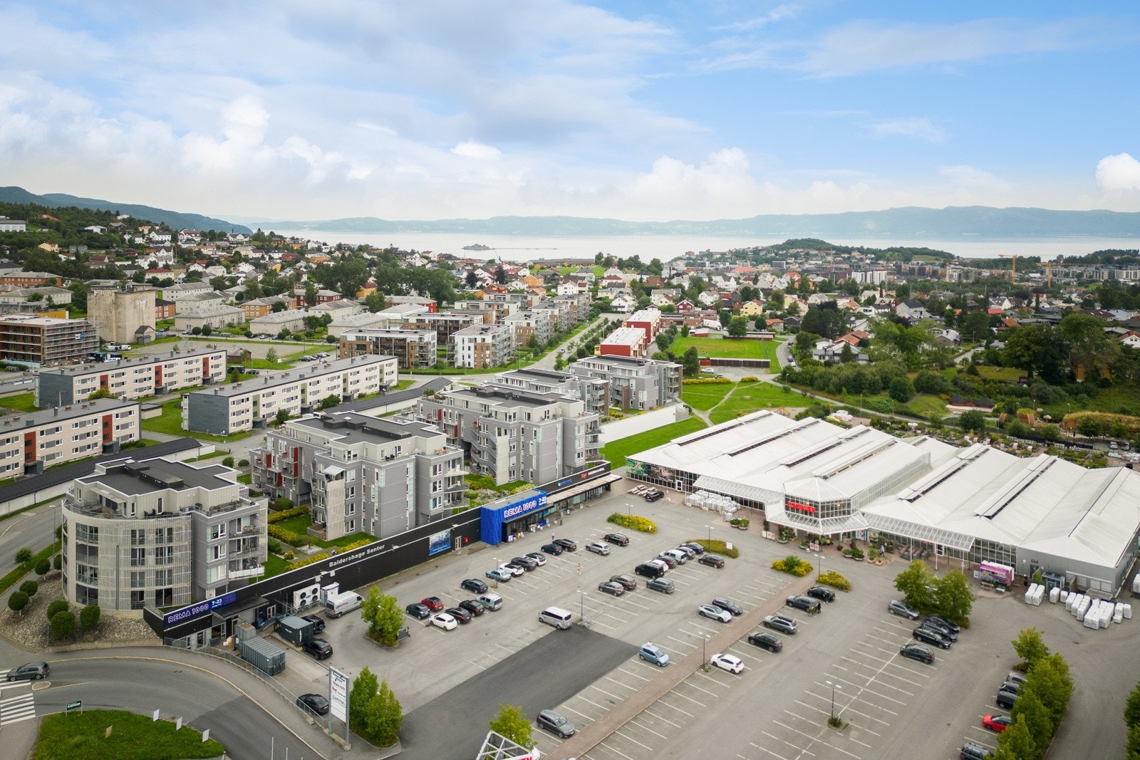 Kort vei ned til Balders Hage og Plantasjen m.m. Galleribilde