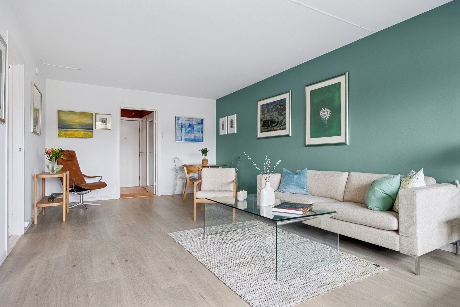 Stuen er romslig med god plass for både spisestuemøbeler, salongmøbler og plass for en liten god lesekrok. Galleribilde