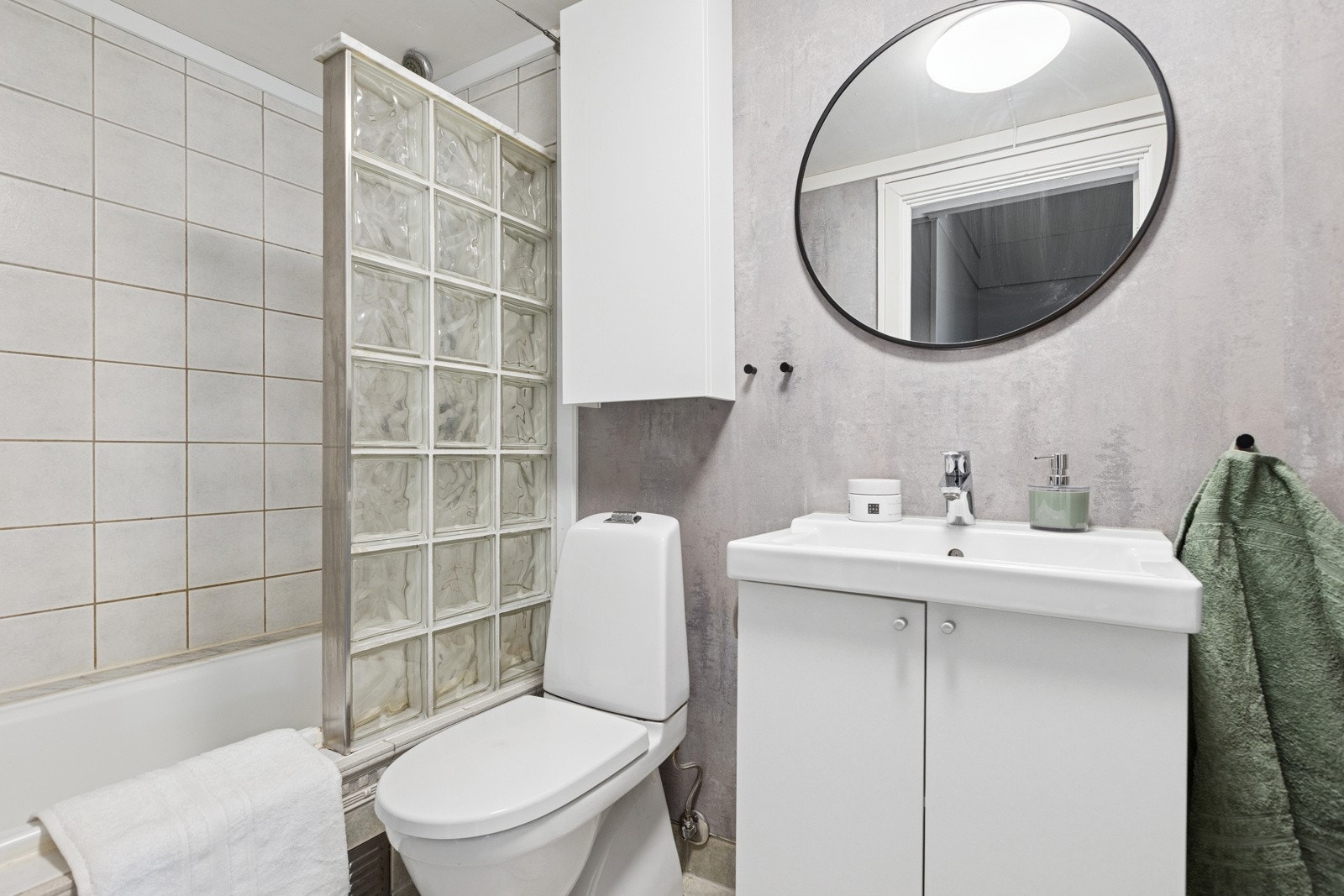 Deler av badet har våtromsplater på vegg fra 2020 samt opplegg for vaskemaskin. Galleribilde