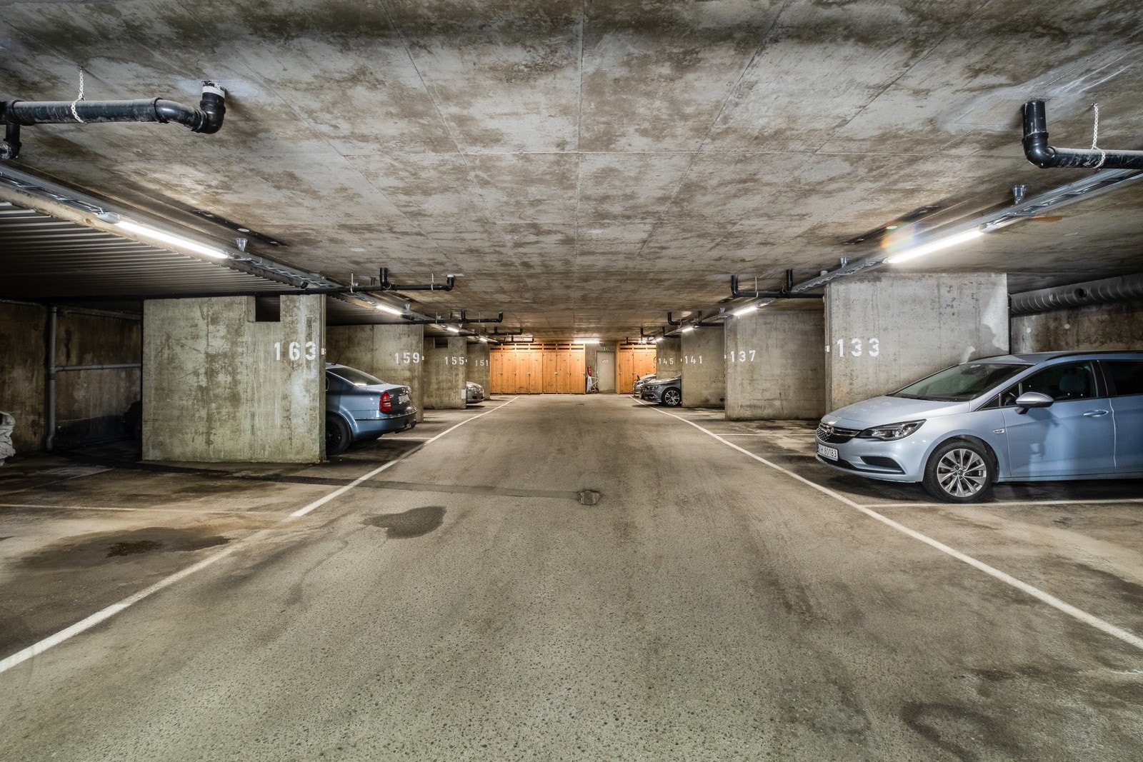 Fast parkeringsplass under tak. Borettslaget har egen avtale for de som har behov for elbillader. Konfirer med megler ved spørsmål. Galleribilde