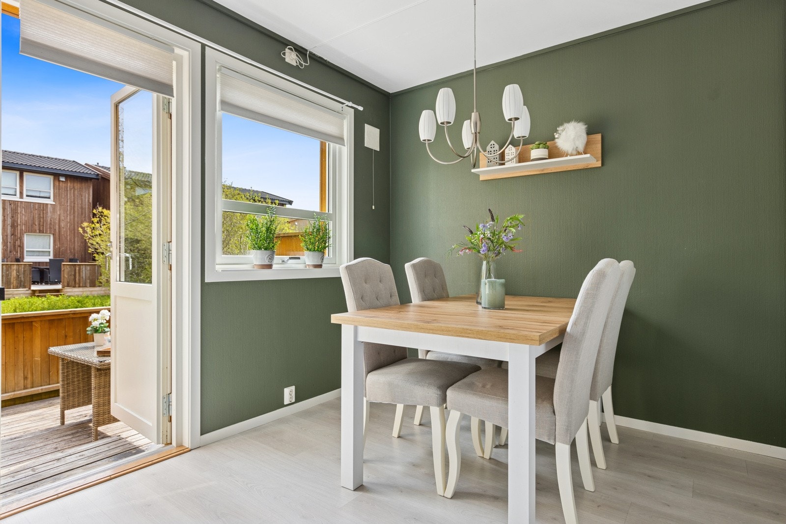 Utgang til østvendt terrasse fra kjøkken. Galleribilde