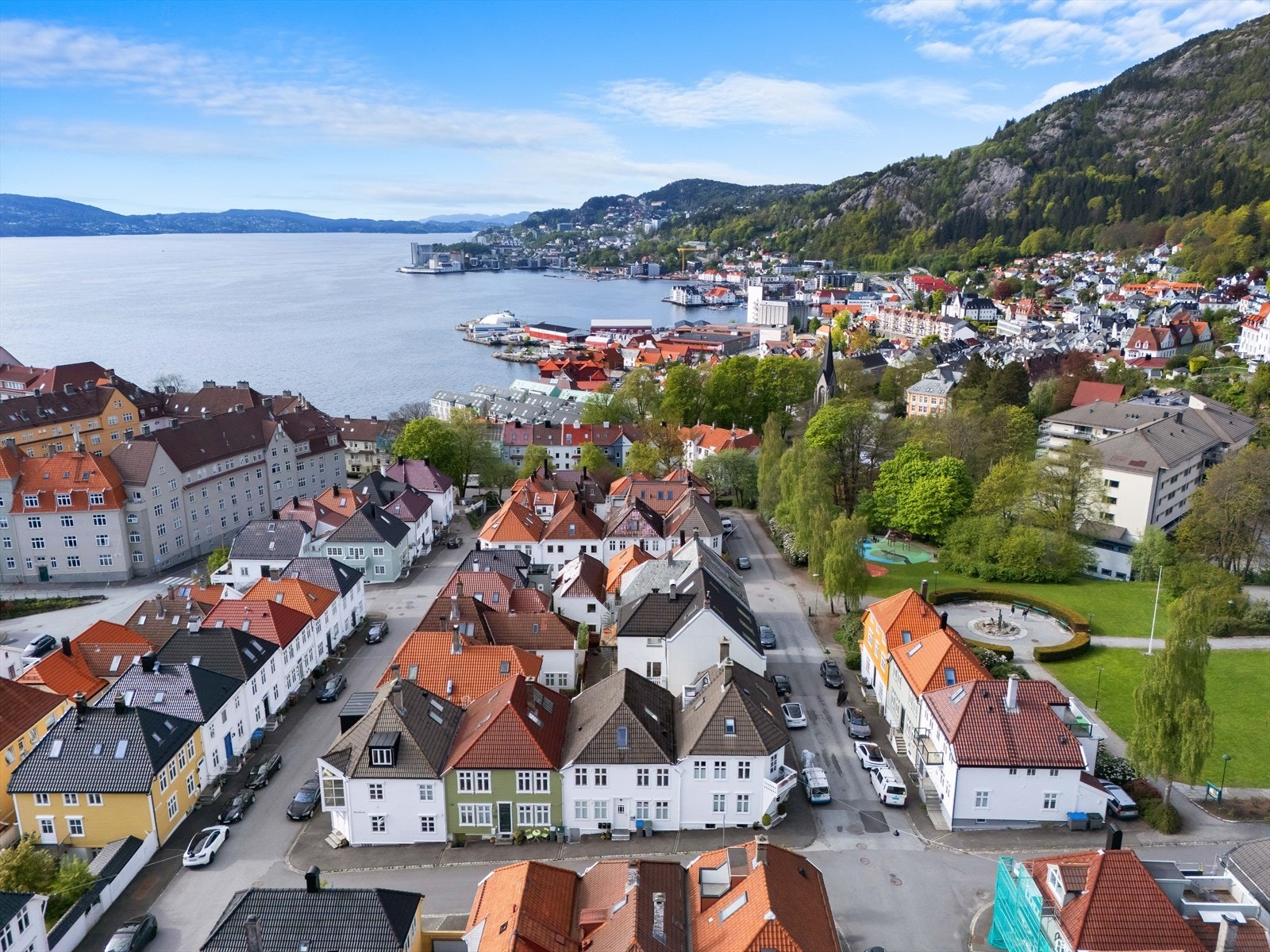 Delikat og innbydende leilighet over to plan | Leiligheten er på 77 m² og byr på sjarm og særpreg i idylliske Sandviken! Galleribilde