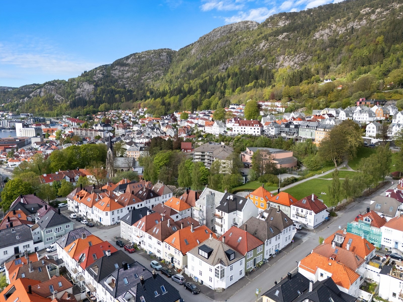 Leiligheten har en god beliggenhet med kort vei til det du måtte trenge i hverdagen. Galleribilde