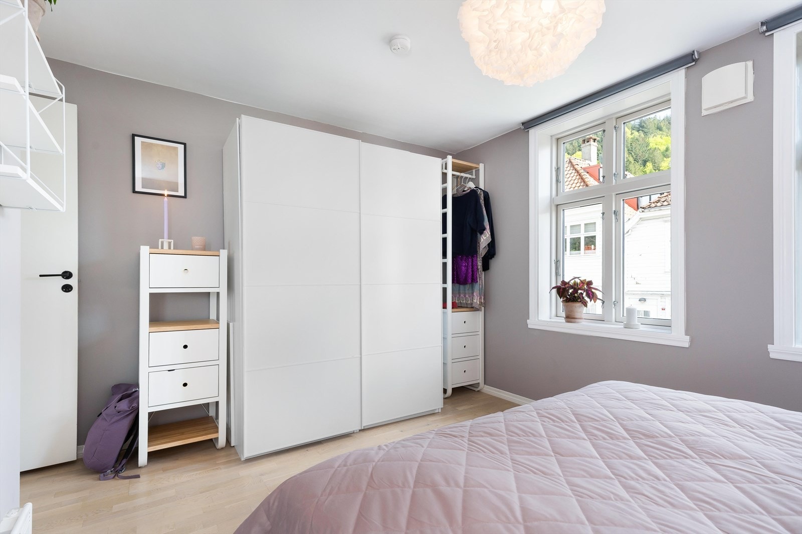 Med god plass til både oppbevaring og tilpasset møblering, kan soverommet skreddersys etter dine ønsker. Galleribilde