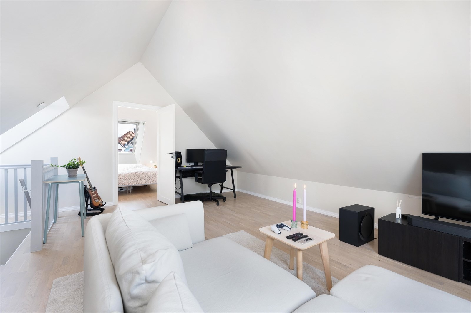 Leiligheten har en koselig loftsetasje Galleribilde
