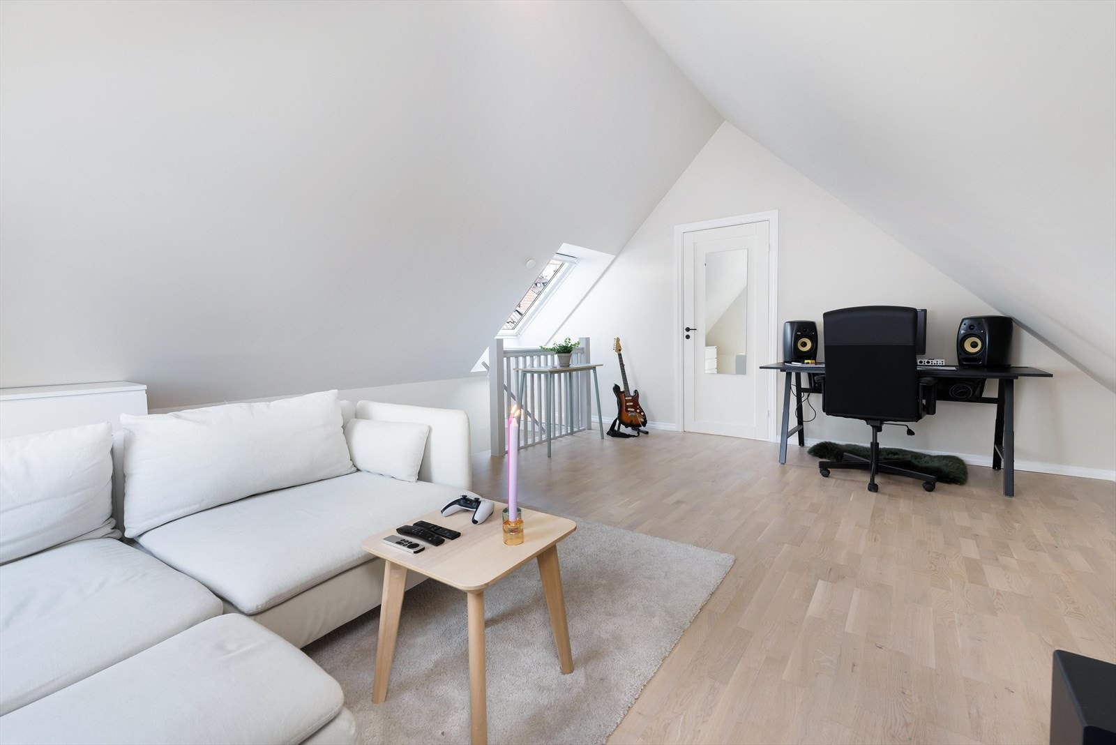 Loftsetasjen har gode møbleringsmuligheter | Her har du både plass til sofagruppe og kontor Galleribilde