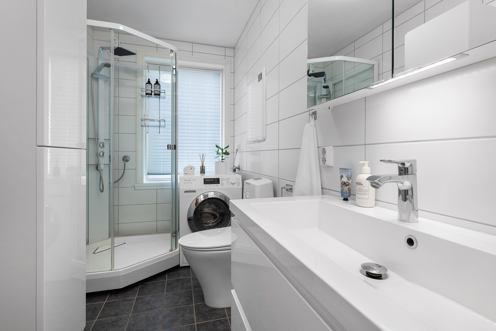 Badet byr på romslig plass, med god oppbevaring både i skap og andre løsninger. Galleribilde