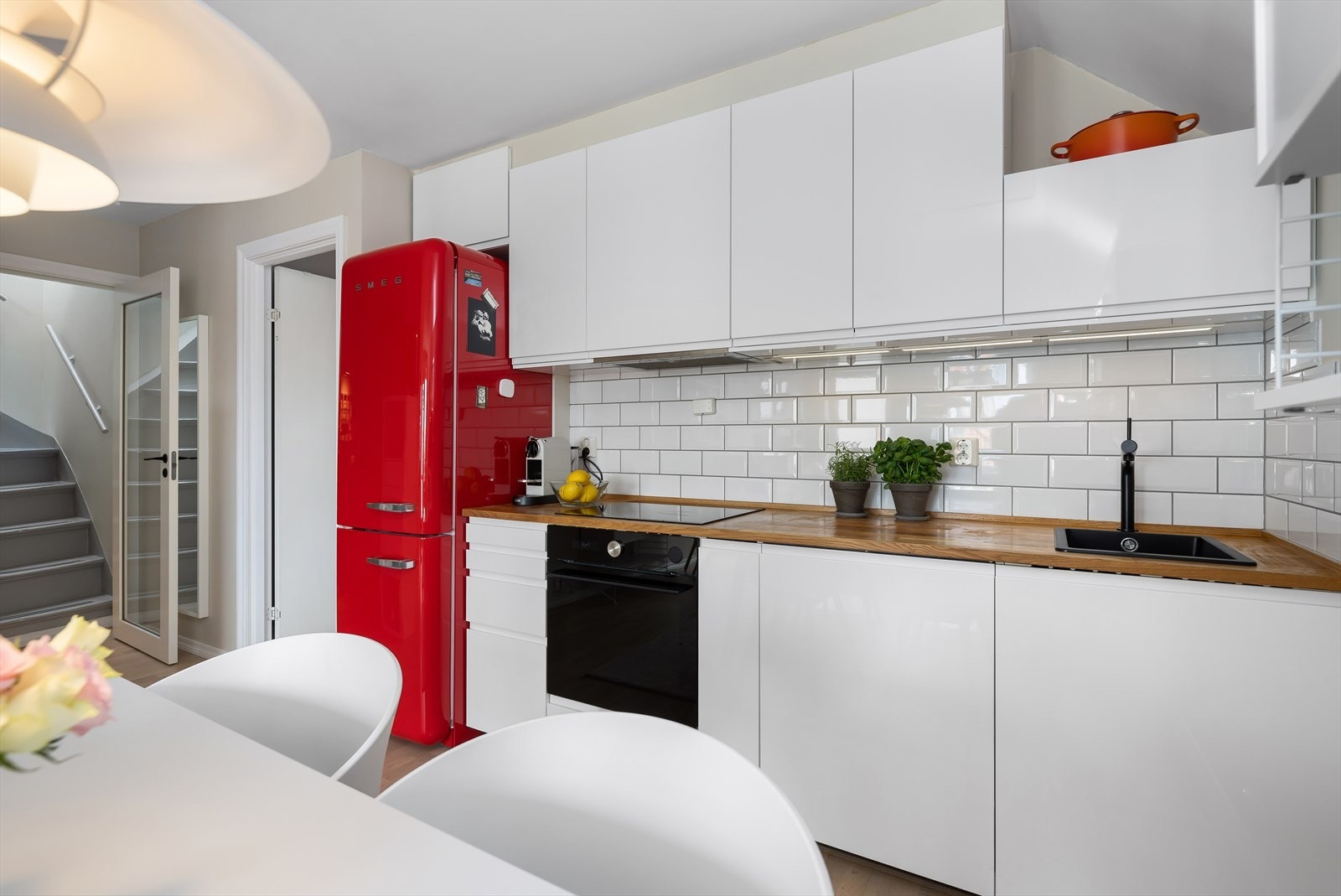 Stilrent kjøkken med integrerte hvitevarer fra IKEA og Smeg | en smakfull kombinasjon av funksjon og design! Galleribilde