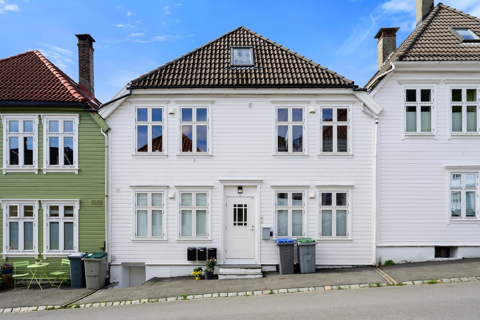 Sameiet består av totalt 4 leiligheter, hvor den aktuelle leiligheten er den største. Galleribilde