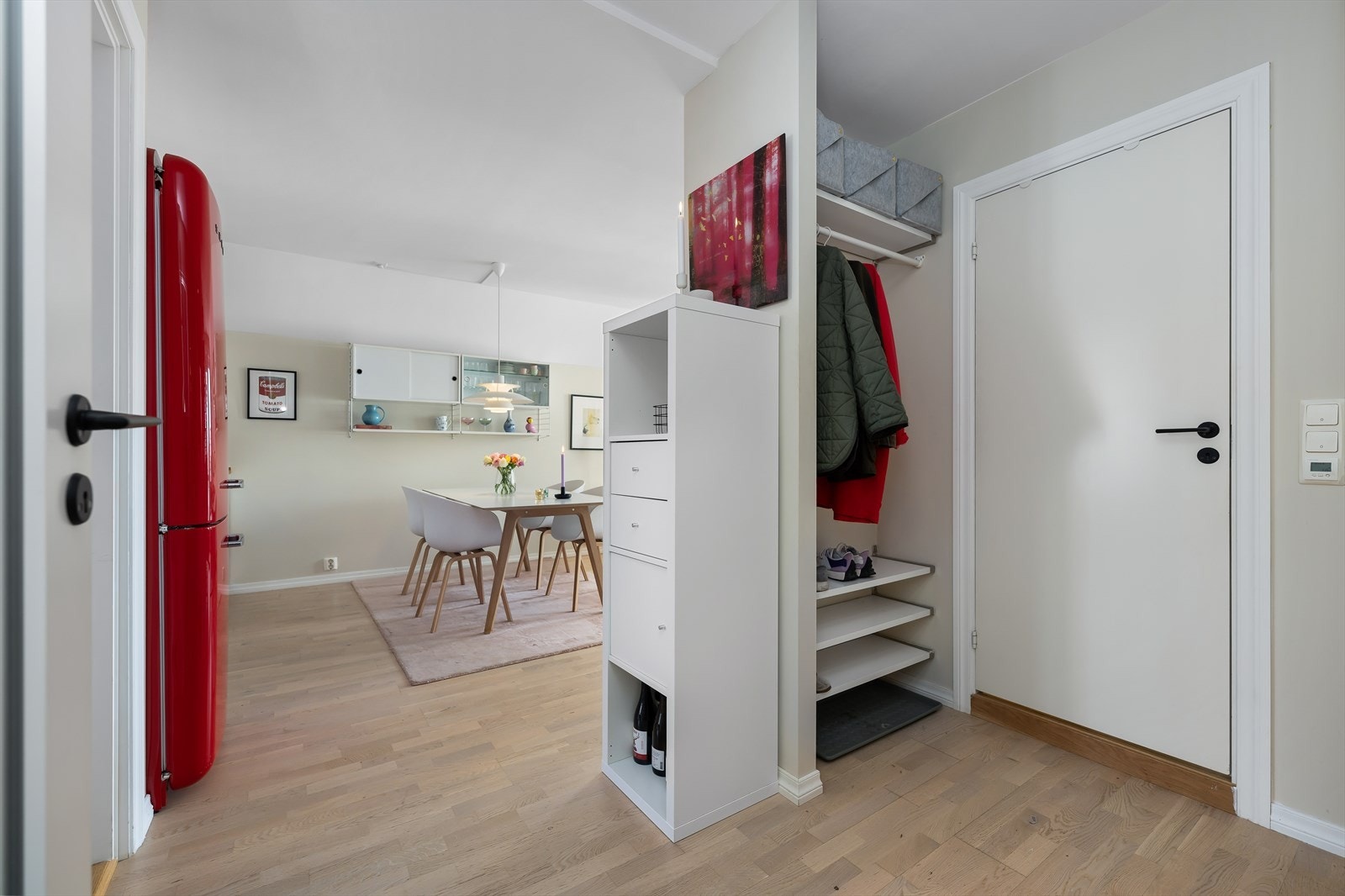 Entré med tilrettelagt plass til oppbevaring av yttertøy og sko. Galleribilde