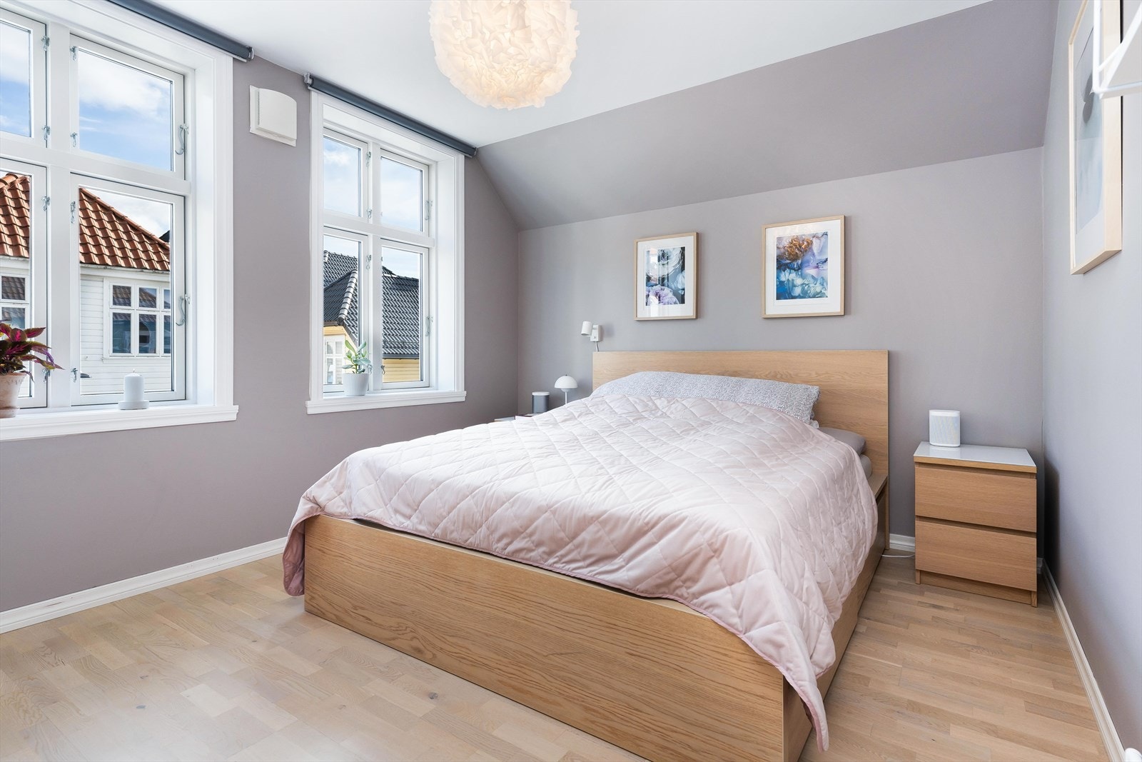 Hovedsoverom på 13,1 m² | Her er det god plass til både dobbeltseng og nattbord Galleribilde