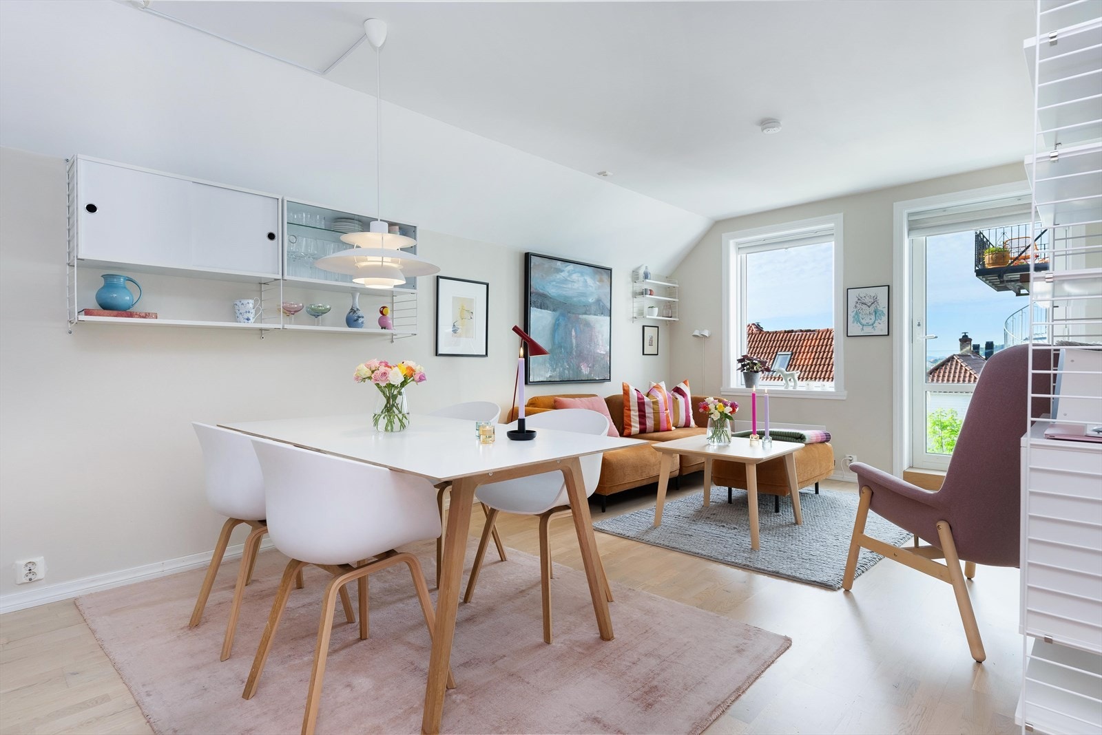 Den åpne stue/kjøkken løsningen er på totalt 21 m² | Her har du god plass til både sofagruppe og sosialt samvær. Galleribilde