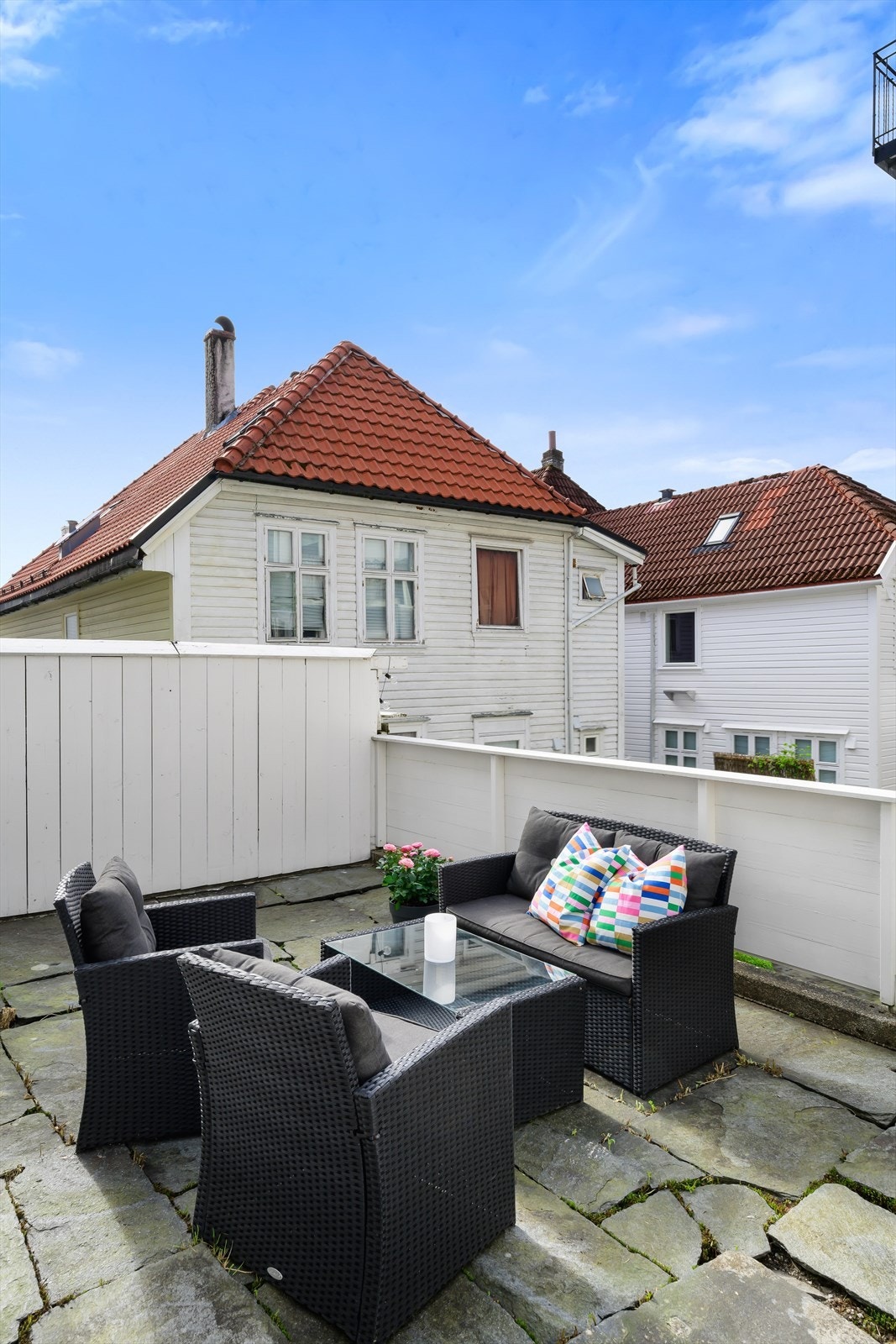 Trivelig felles bakgård med gode solforhold | perfekt for både hverdagsro og sosiale sammenkomster. Galleribilde