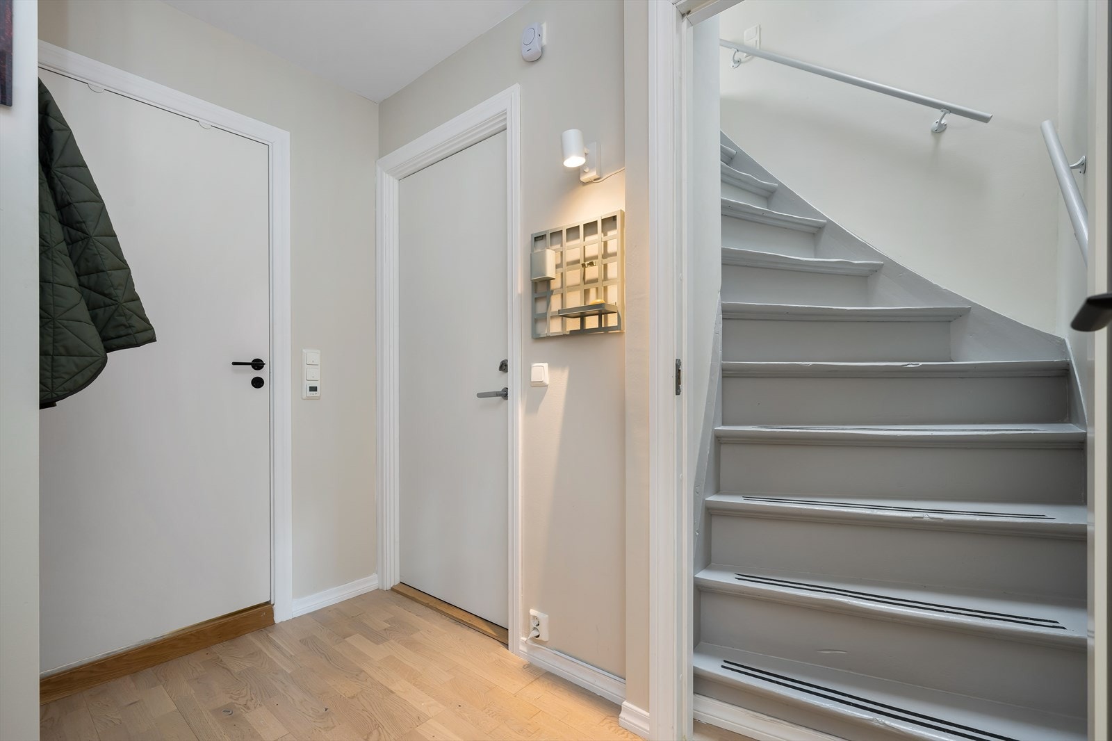 Fra entréen fører en trapp deg opp til boligens 3. etasje. Galleribilde